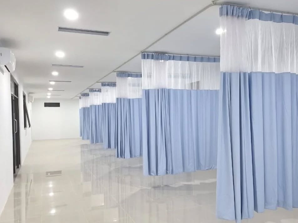 Jual tirai gorden rumah sakit anti noda darah, kombinasi vitrase & PVC, bersertifikat uji lab, higienis dan sesuai standar akreditasi.