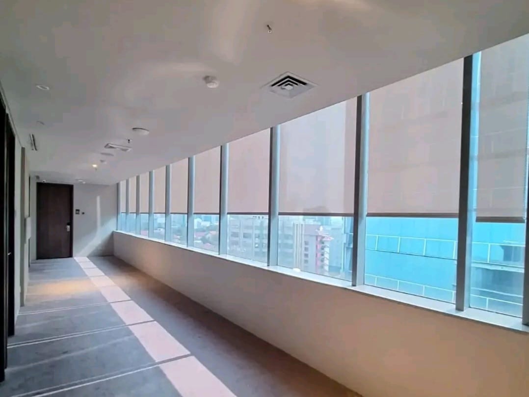 Roller Blind Chain XL Merk Sharp Point Bahan solar screen seri Sp.2600-3 Grey White